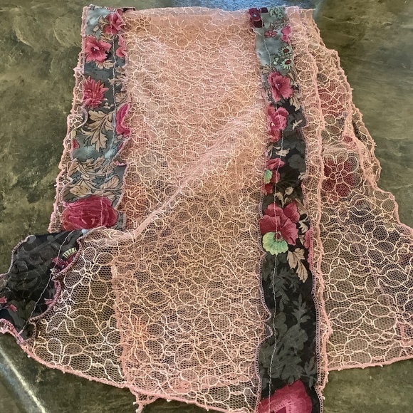 Pink Lace Fancy Scarf Excellent Condition - Picture 12 of 13